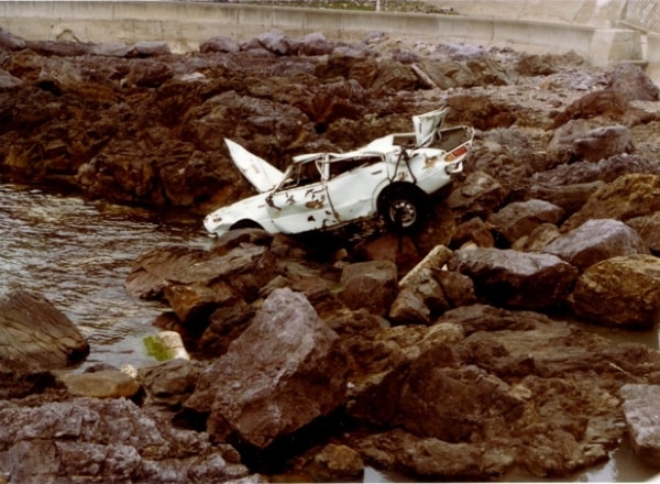 津波で流された車＝男鹿市戸賀湾