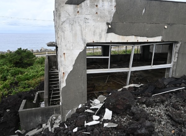 溶岩流に埋め尽くされた旧阿古小学校の校舎