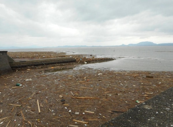 海面に漂流するがれき（写真提供：熊本県／出典：熊本災害デジタルアーカイブ）