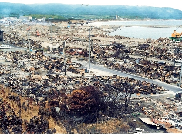 地震後の津波と火災で焼け野原になった青苗地区
